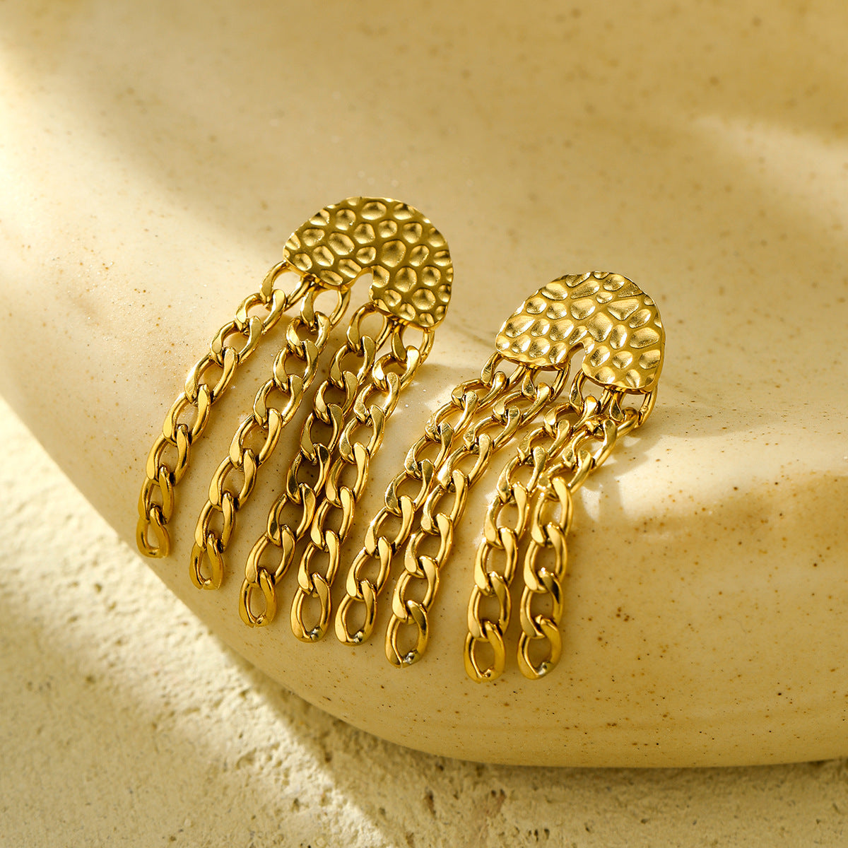 Orecchini Pendenti con Nappine, in Acciaio Inossidabile con Finitura Placcata e Textura Martellata, alla Moda, da Donna