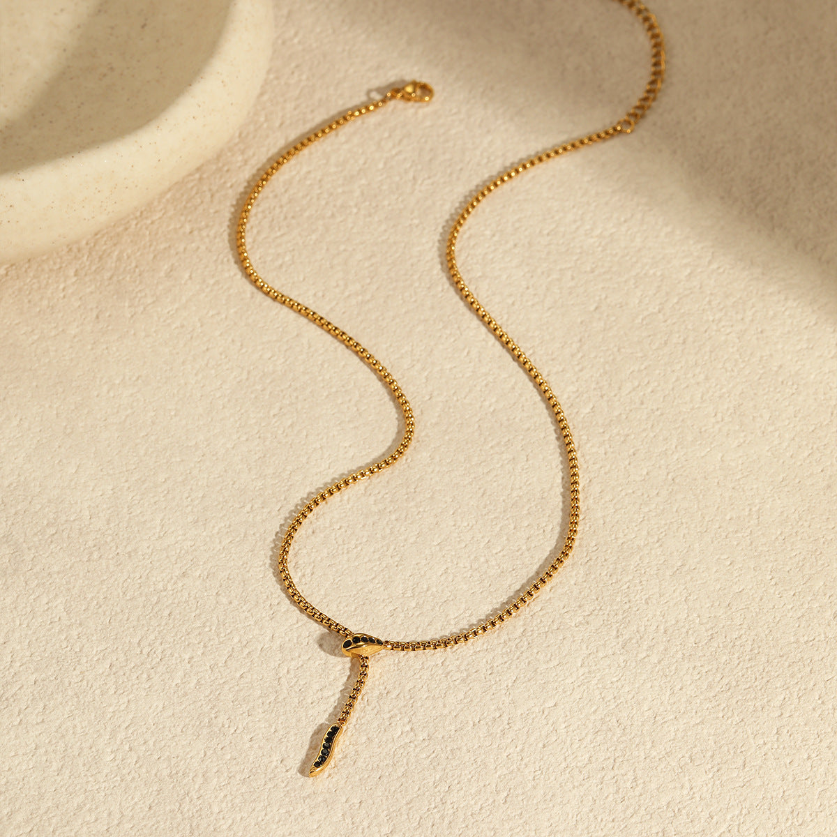 Collana da donna alla moda a forma di serpente in acciaio inossidabile con intarsi in zircone, finitura placcata, catena clavicola minimalista