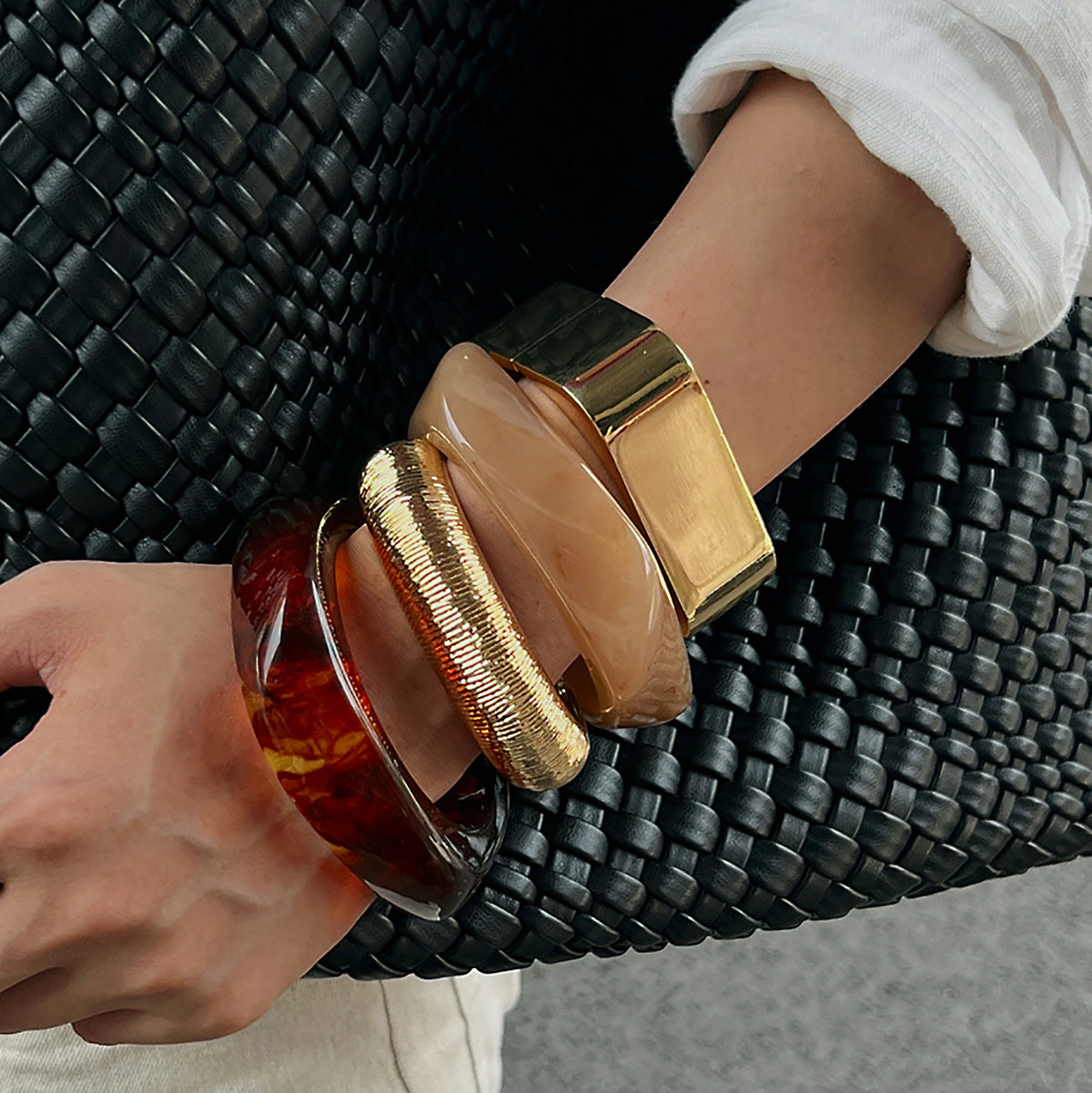 Bracciale minimalista da donna in acrilico geometrico irregolare con finitura placcata