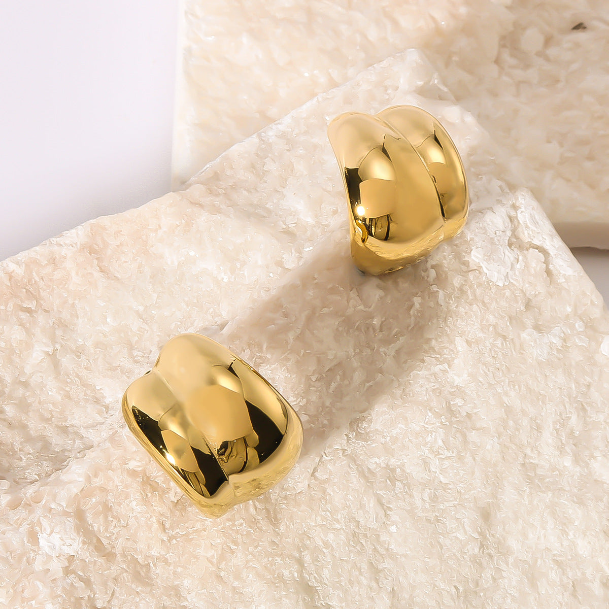 Orecchini a cerchio a C minimalisti geometrici in acciaio inossidabile con placcatura sottovuoto in oro 18 carati da donna