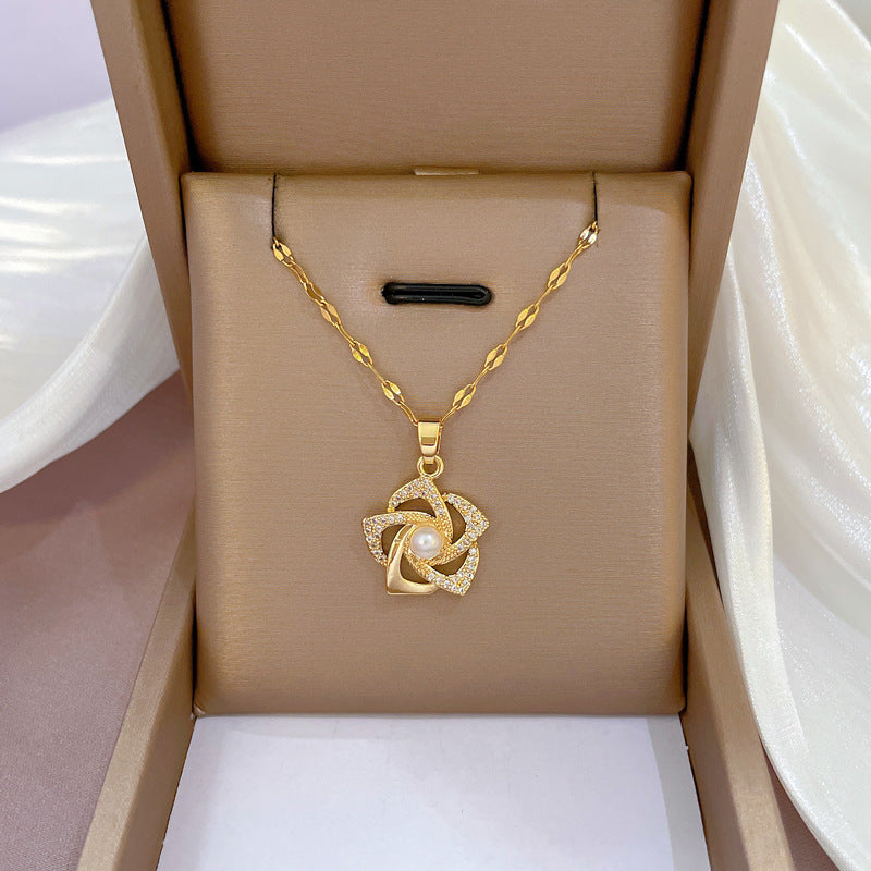 Collana Lusso in Acciaio al Titanio con Ciondolo Rotante a Fiore, Perle e Strass Incassati, Ottone Placcato Oro