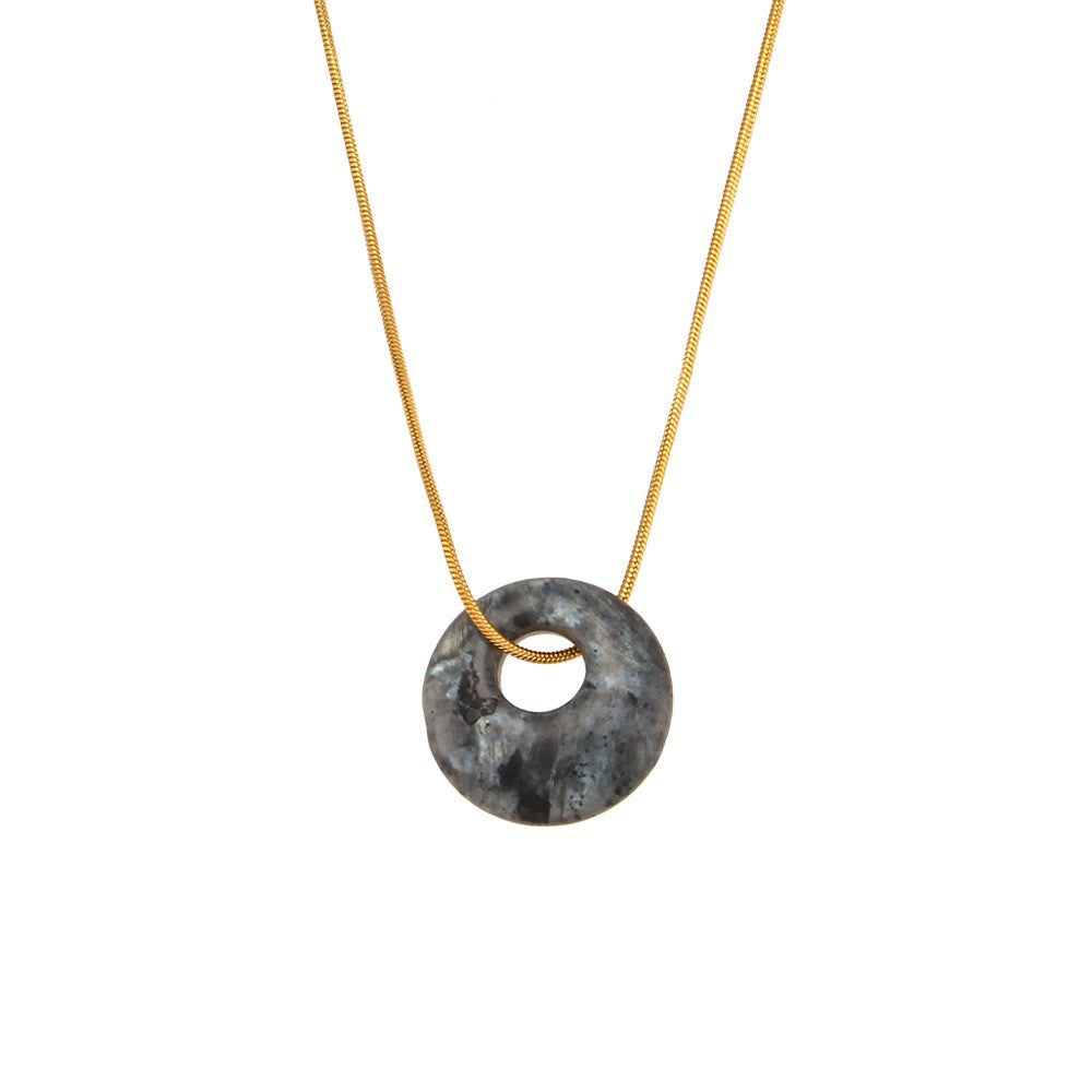 Collana con ciondolo rotondo geometrico vintage in acciaio inossidabile con placcatura in oro 18 carati e bordo attorcigliato per donna