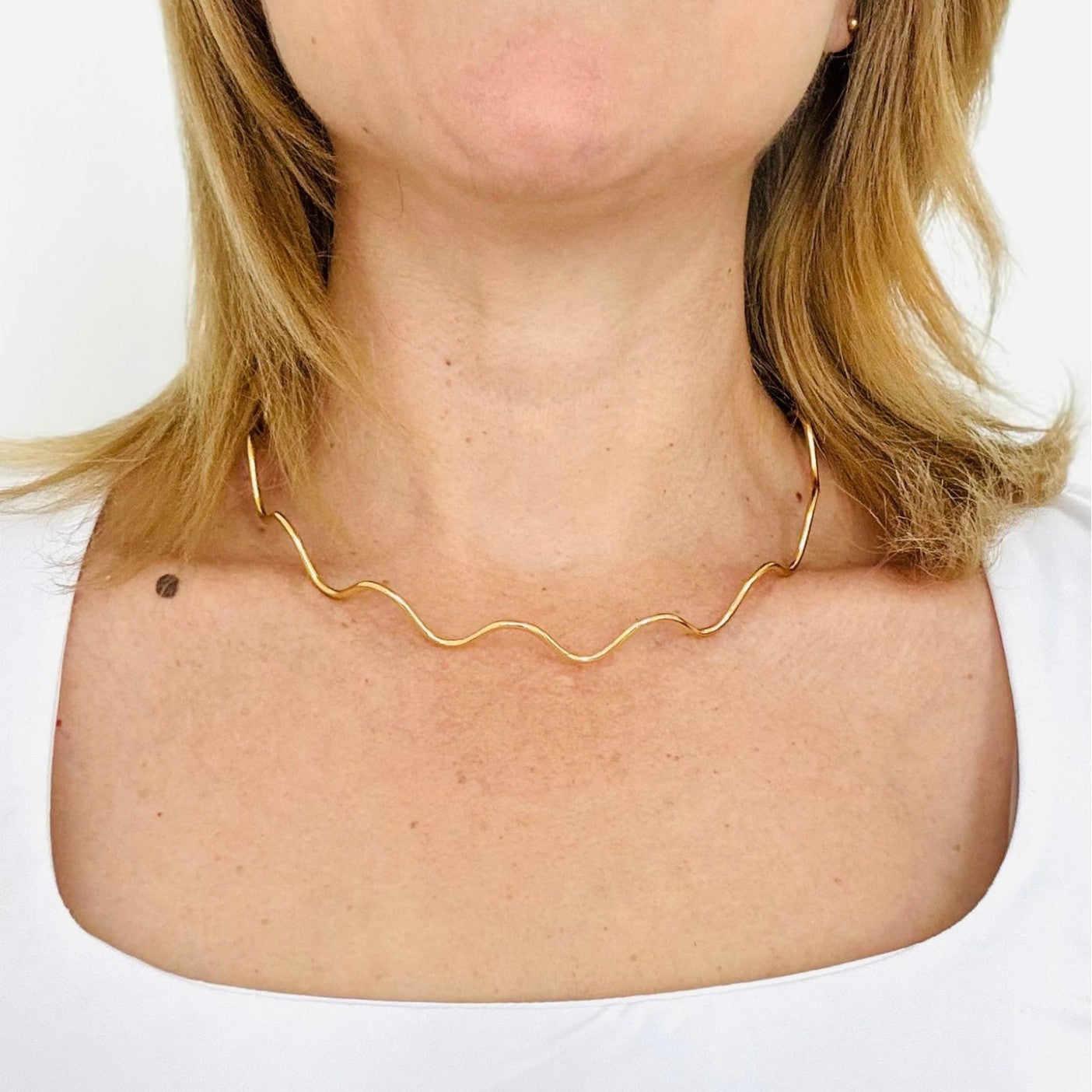 Collar ajustable ondulado de acero inoxidable chapado en oro de 18 quilates para mujer Estilo OL