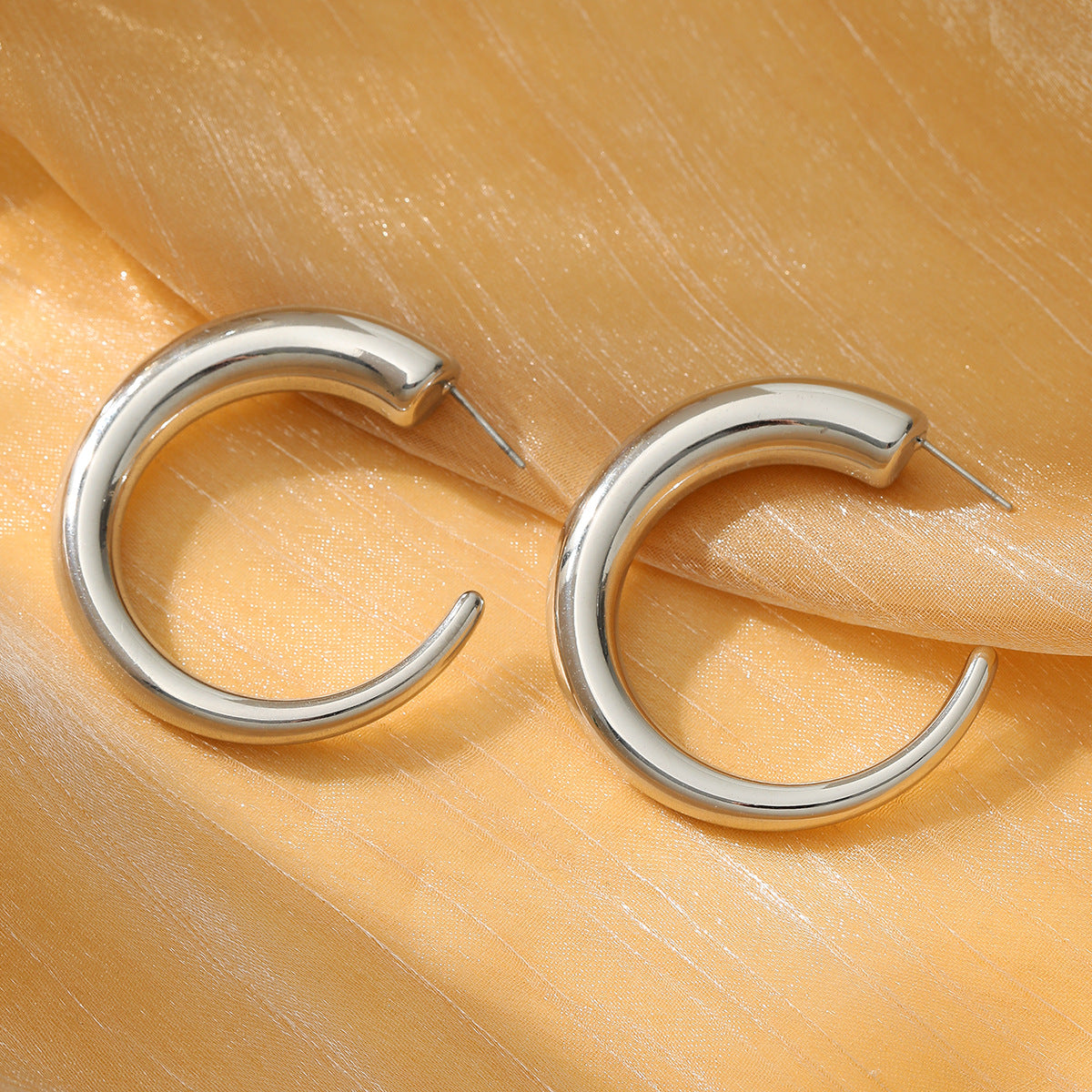 Orecchini da donna minimalisti a C in acciaio al titanio con placcatura in oro 18 carati
