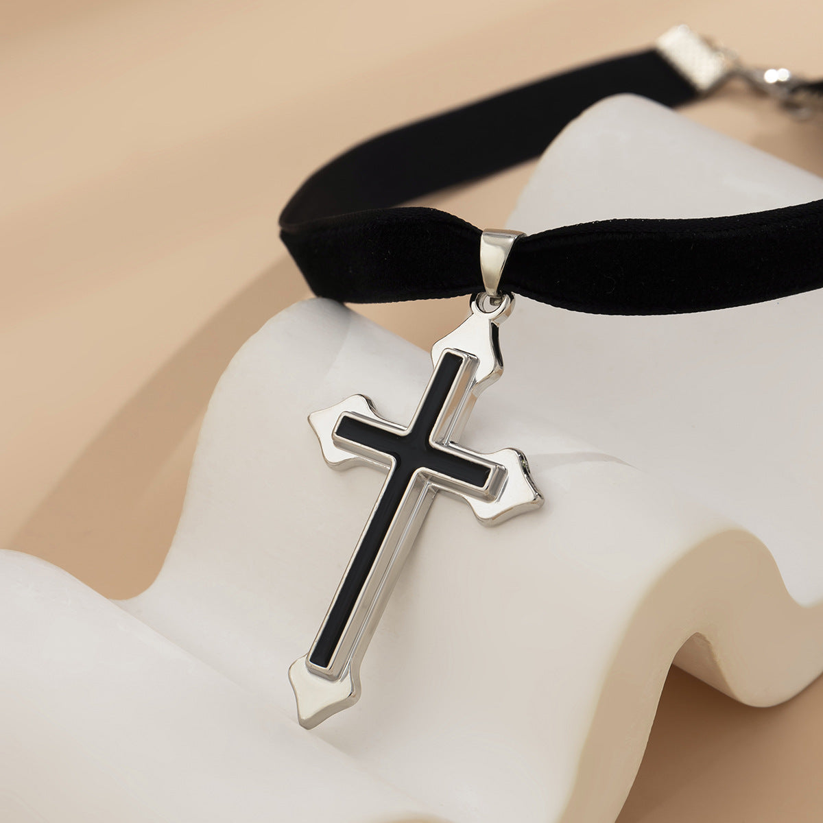 Collana Girocollo Pendente a Croce Stile Vintage da Donna con Pendente in Lega e Finitura a Smalto su Cordino in Velluto