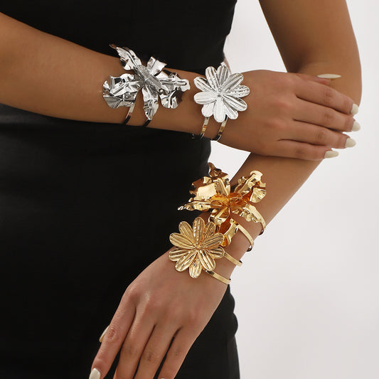 Pulsera Floral Exagerada de Aleación con Acabado Chapado para Mujer, Brazalete Abierto Ajustable con Estética Instagram y Estilo Personalizado