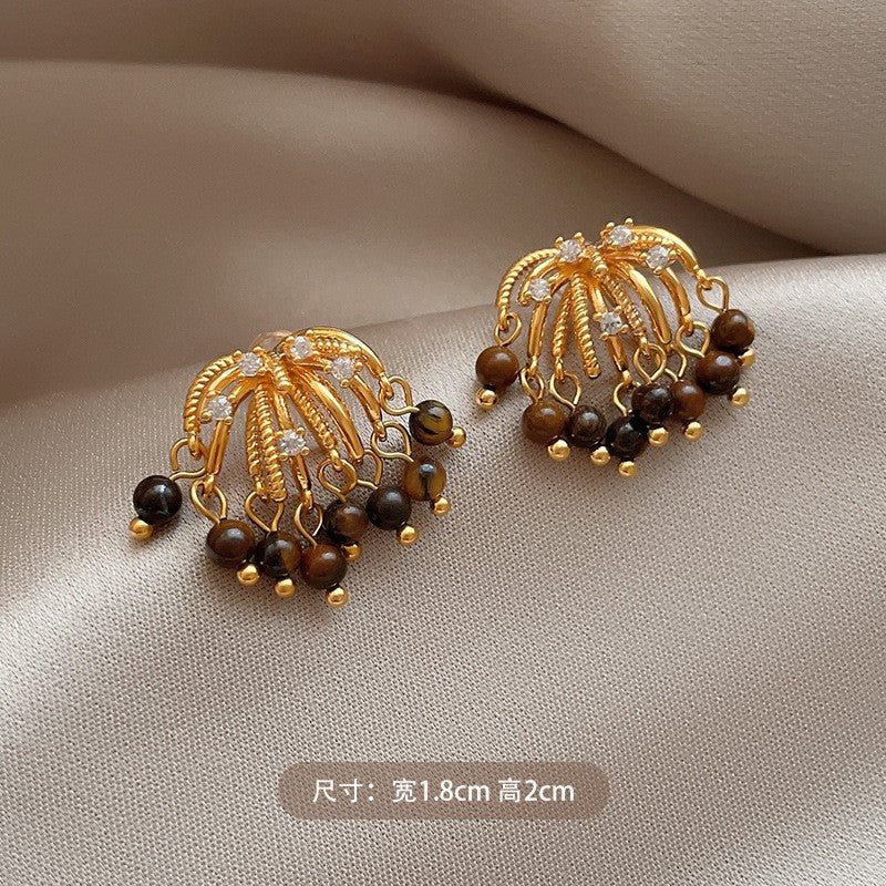 Pendientes de botón de acero chapado de estilo lujoso con perlas de imitación y detalles de ojo de tigre con diseño floral para mujer