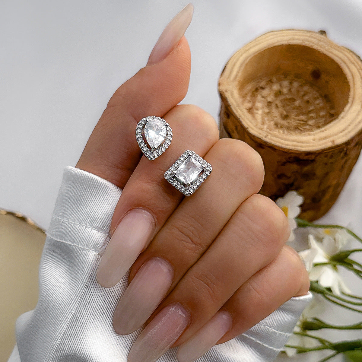 Anello vintage da donna in lega con forma a goccia d'acqua, intarsiato con strass pavé e design a catena asimmetrica