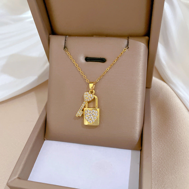 Collana di lusso in acciaio al titanio con ciondolo a cuore geometrico e strass