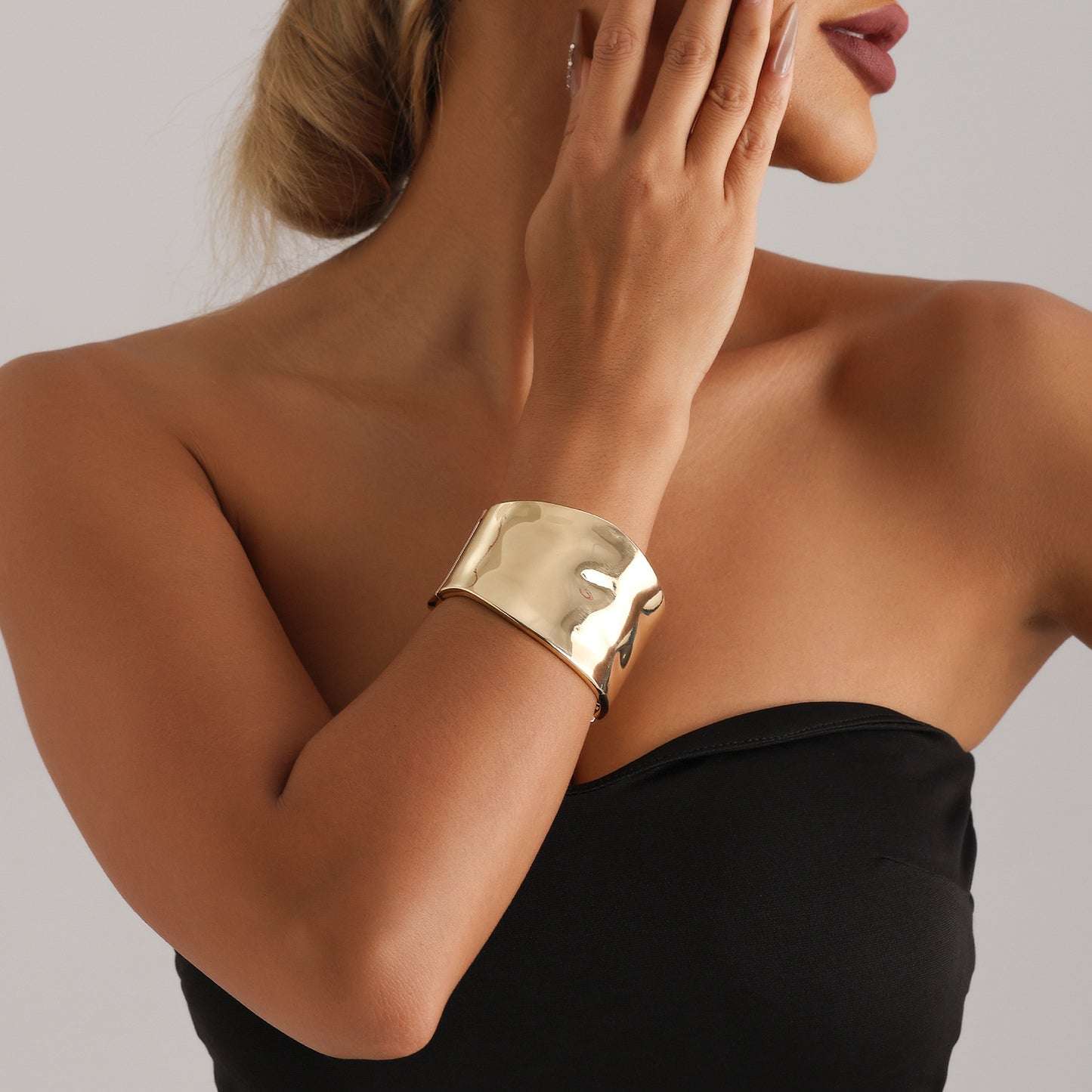 Pulsera de Aleación Pulida Pesada Asimétrica Estilo Punk con Forma Irregular Audaz y Borde Retro