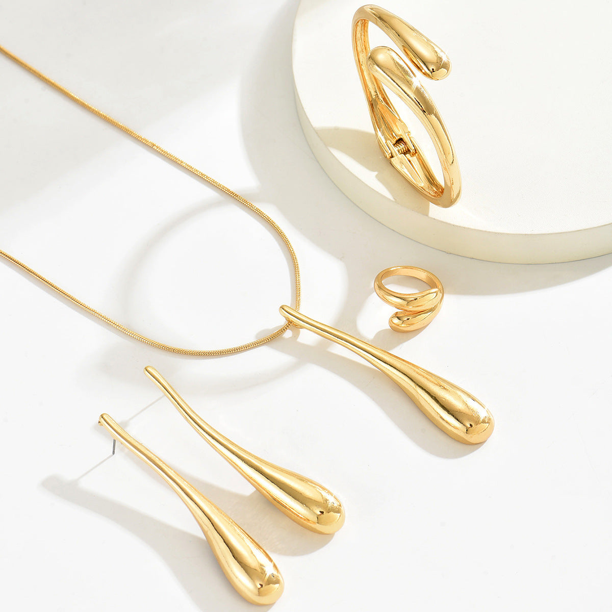 Conjunto de collar de aleación pulida con diseño de gota de agua geométrica para mujer con pendientes, pulsera y anillo a juego
