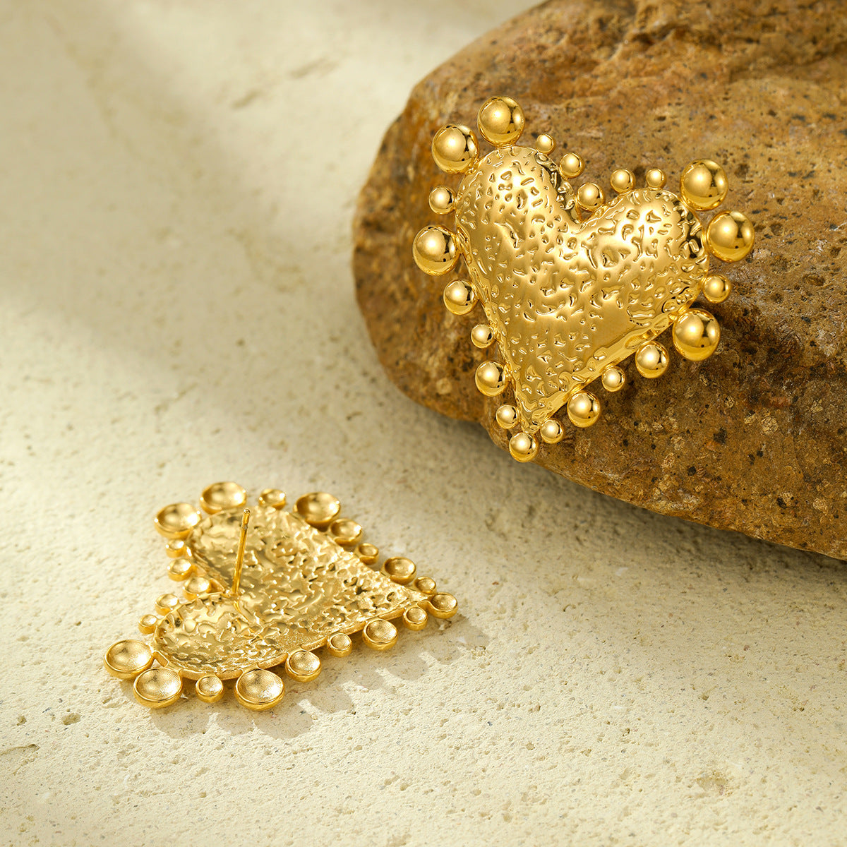 Pendientes de acero titanio con forma de corazón vintage, textura martillada y chapado en oro para mujer