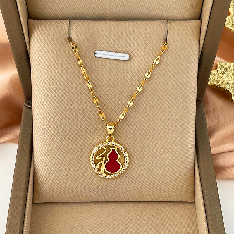 Collana da donna a forma di farfalla, in acciaio al titanio con finitura placcata e catena ondulata, dal design minimalista