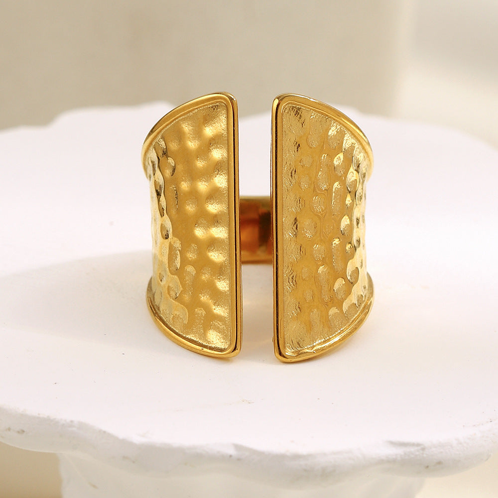 Anello da donna minimalista geometrico in acciaio inossidabile con placcatura in oro 18 carati e texture martellata