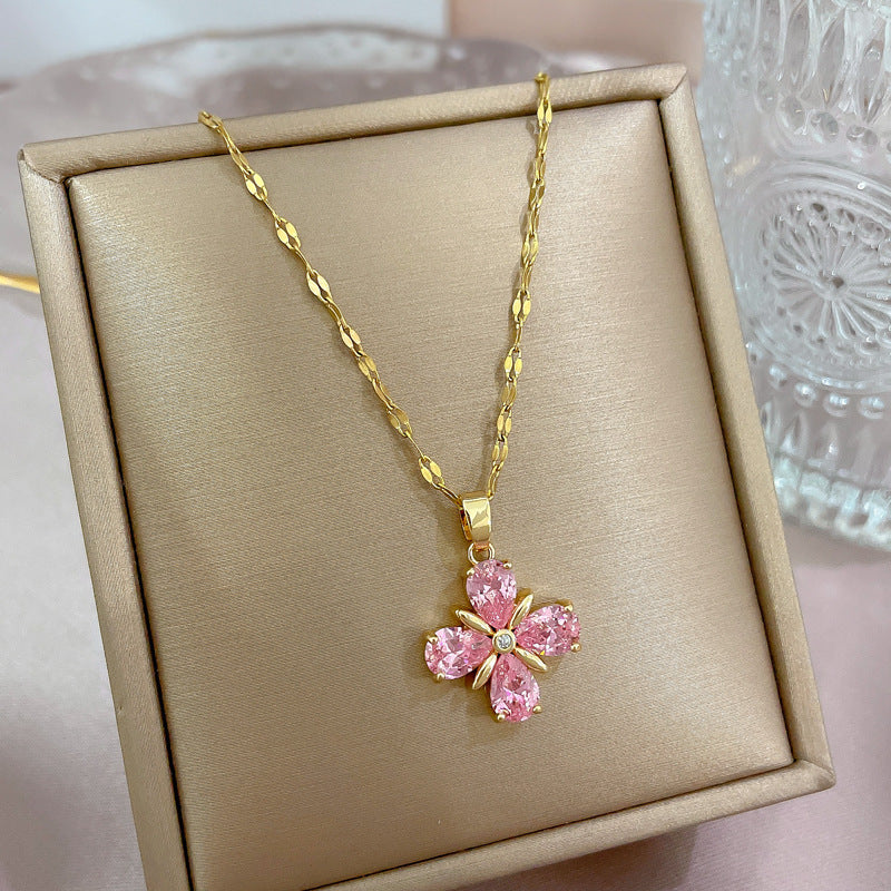 Collana da donna a forma di trifoglio minimalista in acciaio titanio placcato con strass micro-pavé e catena a piastre intrecciate