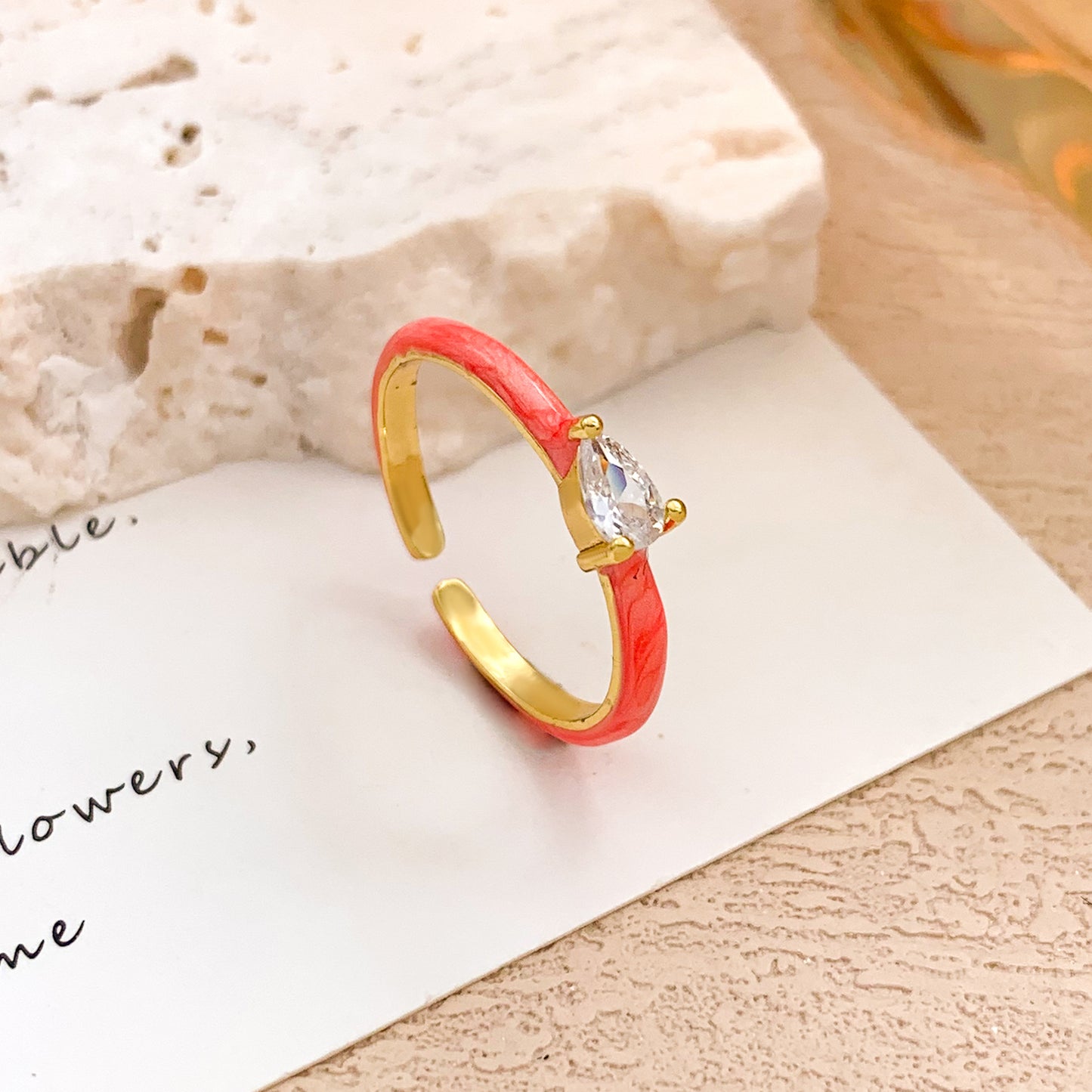 Anillo minimalista de aleación chapado en oro con circonita cúbica de lágrima dulce redonda ovalada con puntos geométricos para mujer