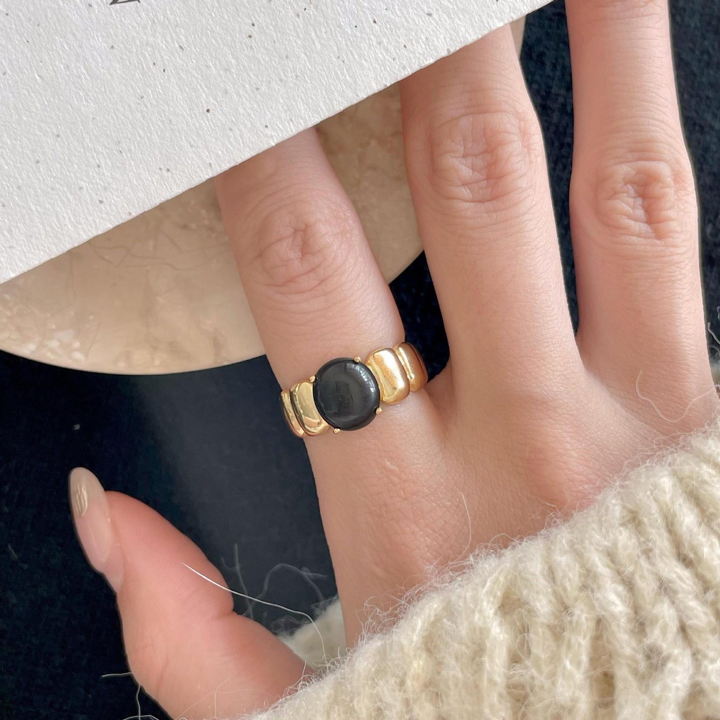 Anillo minimalista de ágata negra geométrica redonda de plata de ley 925 chapada para mujer