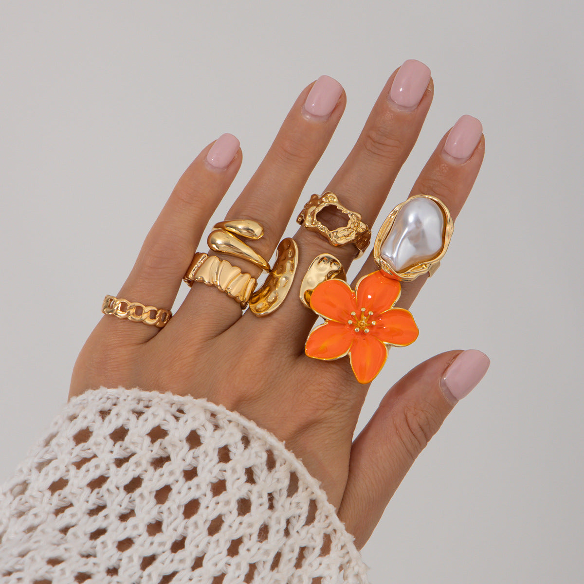 Set di anelli in lega a fiori geometrici minimalisti per donna con dettaglio fiore in smalto e accento a goccia di perla