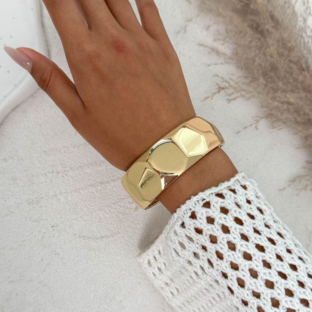 Pulsera minimalista geométrica de aleación para mujer con textura líquida martillada y acabado pulido chapado
