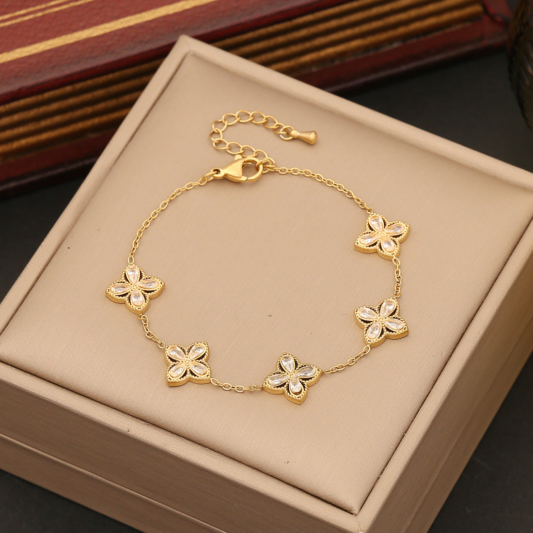 Bracciale da donna stile OL con fiore di zirconi in acciaio inossidabile con finitura placcata