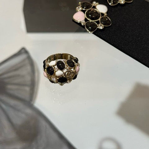 Anillo de letras de latón chapado en oro de lujo con perlas de esmalte de colores e incrustaciones de pedrería para mujer