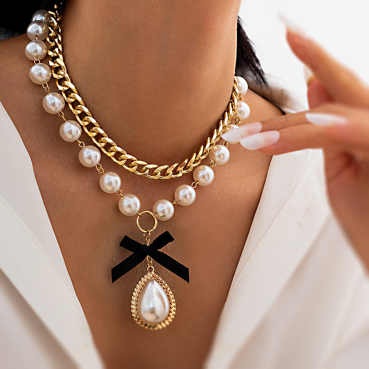 Collana con ciondolo a goccia dolce e grintosa con perle artificiali su catena a sfera per donna