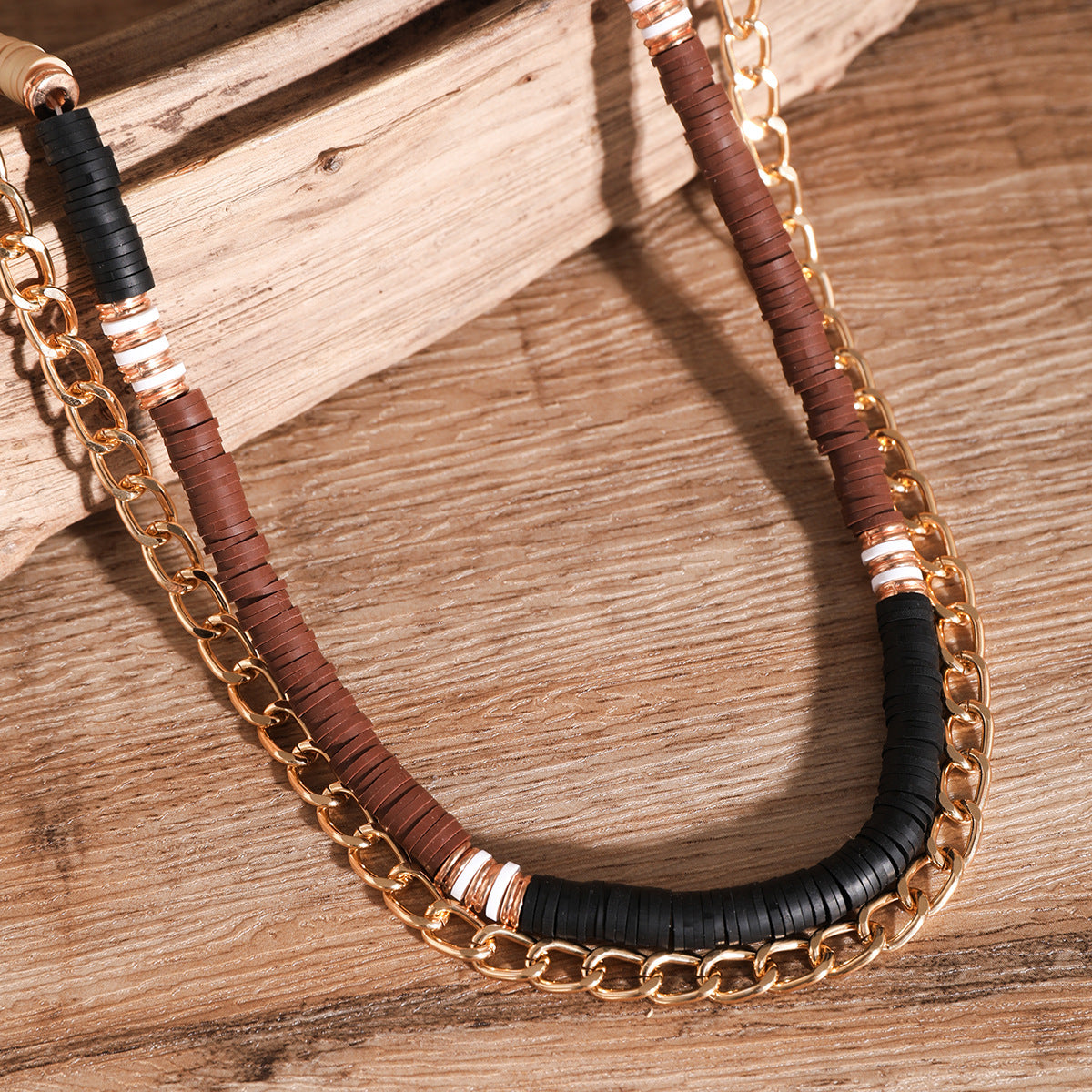Collana retrò in stile vacanziero con forme geometriche in argilla polimerica, ciondolo in alluminio placcato e nappa decorativa