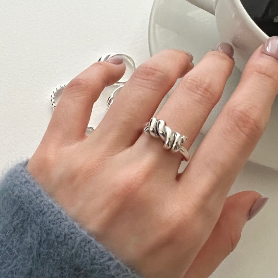 Anillo Anudado Minimalista en Plata de Ley 925 con Forma de Onda para Mujer