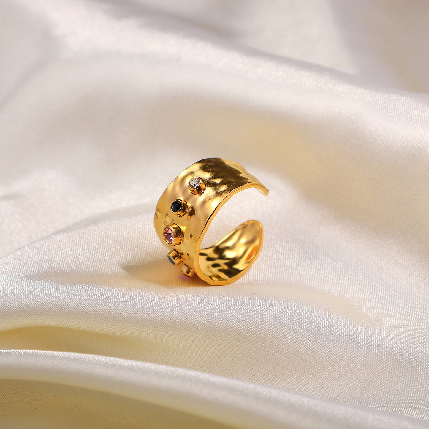 Anello aperto geometrico minimalista d'ispirazione per donna in acciaio inossidabile placcato oro 18 carati con accenti di zirconi colorati