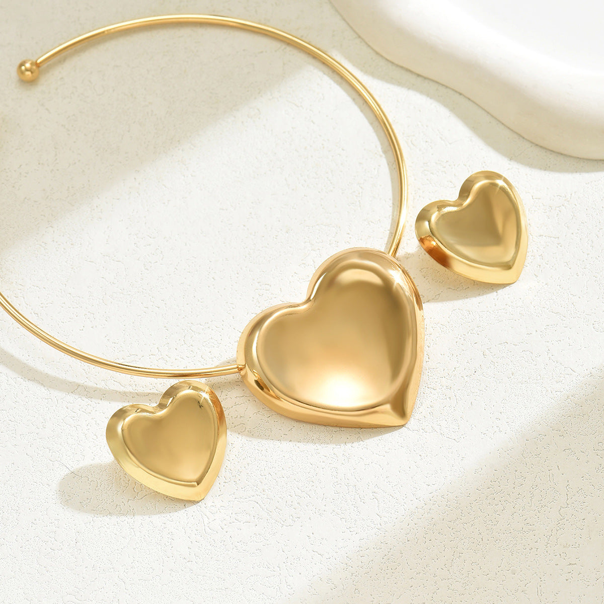 Collar de aleación con colgante en forma de corazón, dulce y fresco, con pendientes a juego, cadena minimalista electrochapada para mujer