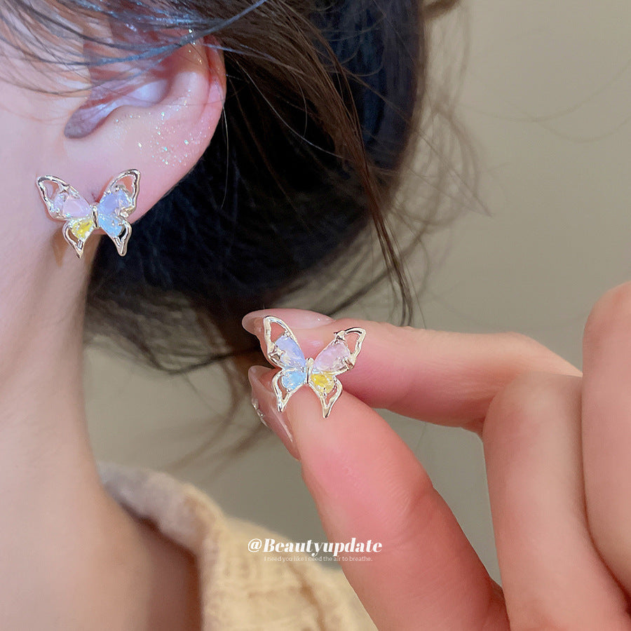 Orecchini a perno da donna minimalisti ed eleganti con fiori, perle e zirconi, con perni in acciaio inossidabile e finitura di lusso