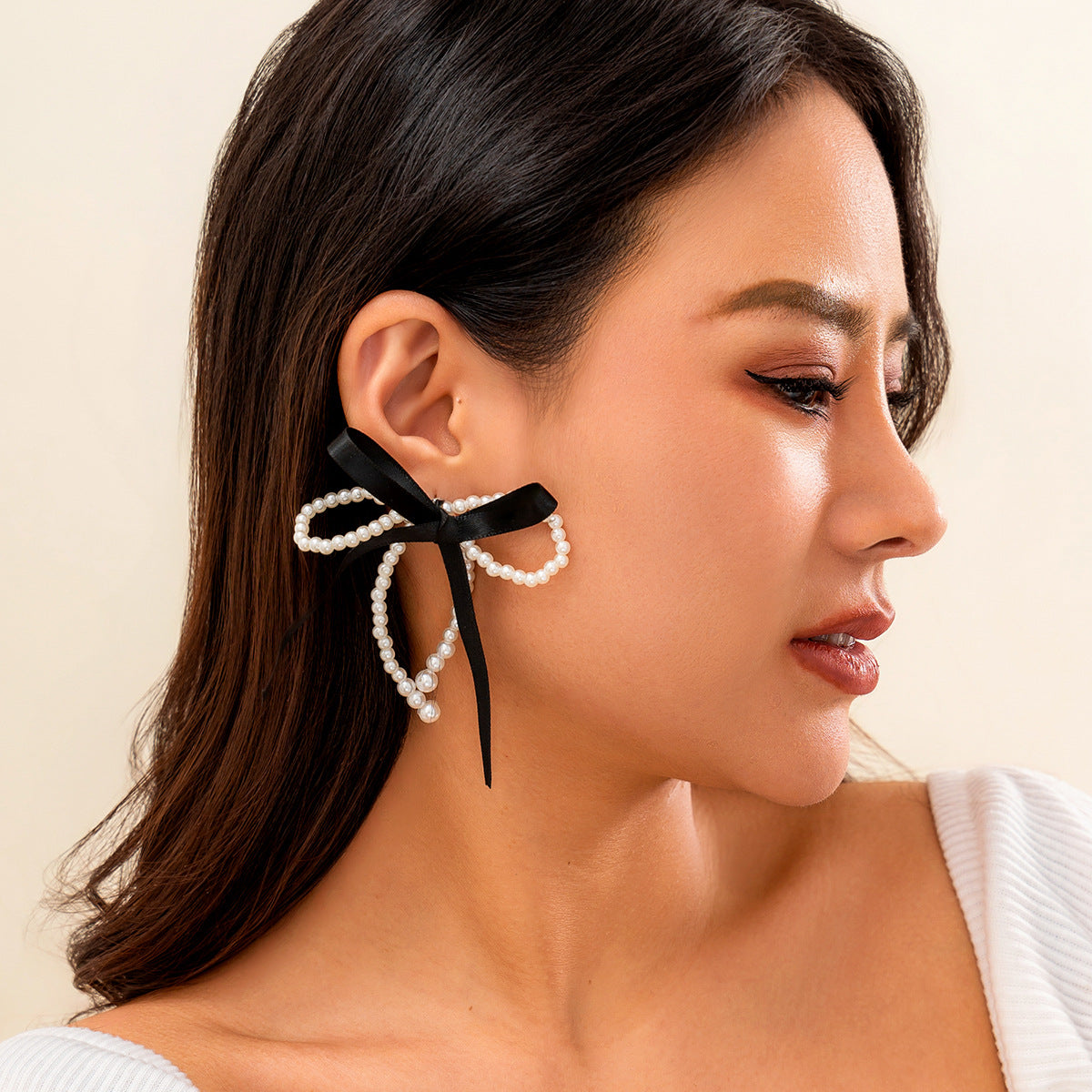 Pendientes de tuerca minimalistas en forma de lazo con perlas de imitación y postes de acero inoxidable