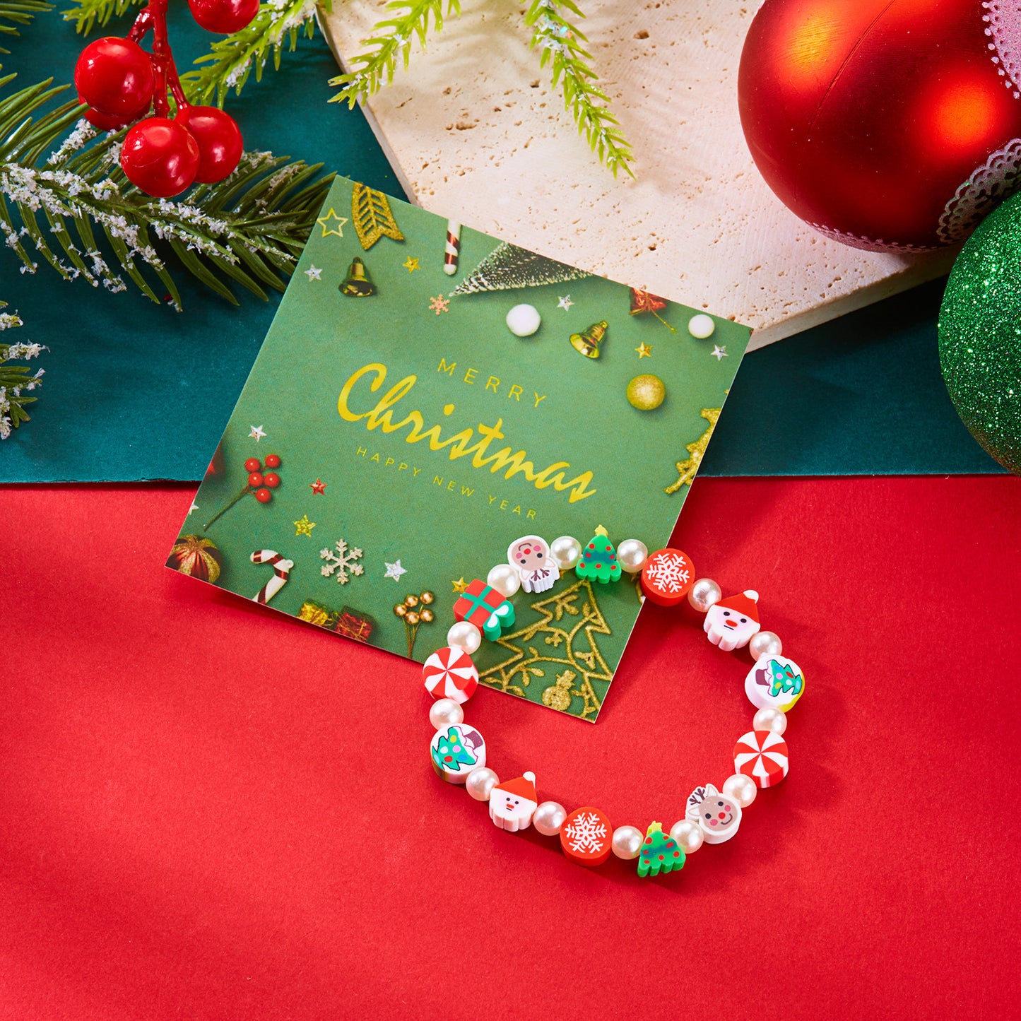 Braccialetto in argilla polimerica a tema natalizio con Babbo Natale, pupazzo di neve ed elementi festivi per un abbigliamento unisex alla moda
