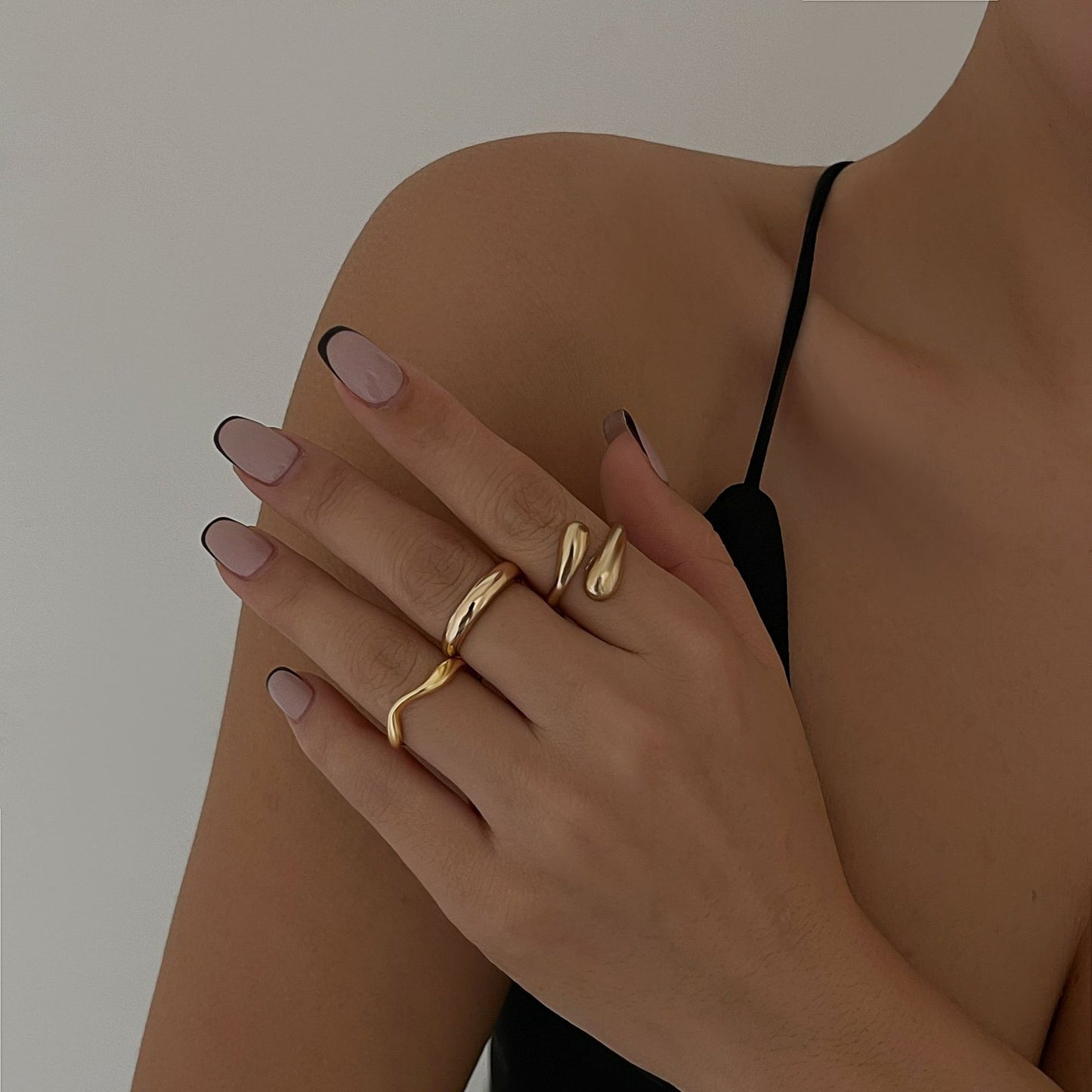 Anello da donna minimalista geometrico in lega a specchio con superficie placcata e design a fascia circolare