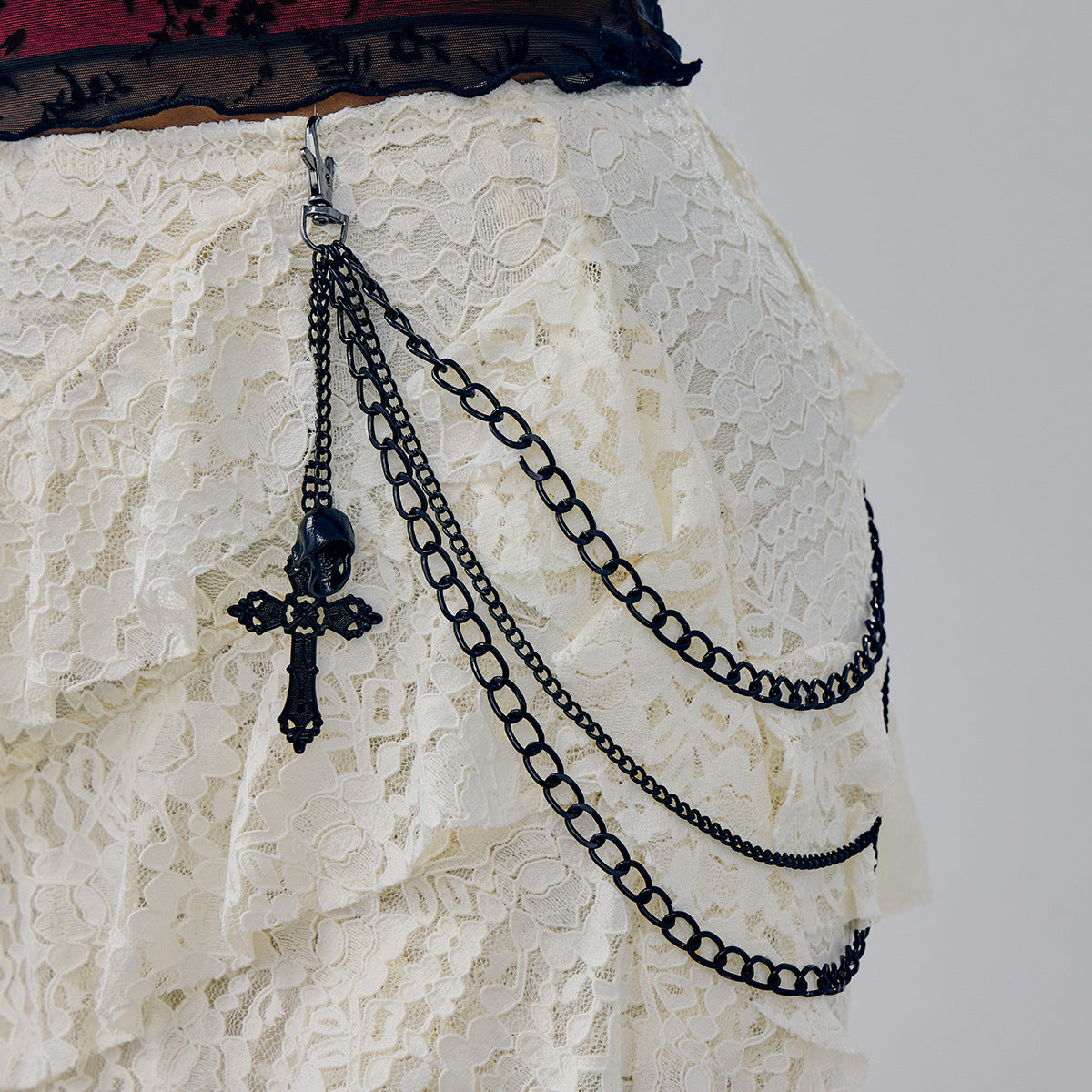 Catena in vita da donna gotica chic con croce e mezzaluna, finitura in metallo opaco e chiusura a moschettone
