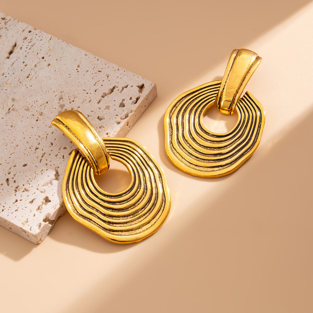 Orecchini a Cerchio Geometrici Minimalisti Vintage in Lega con Finitura Galvanizzata e Design Invecchiato dai Toni Freddi