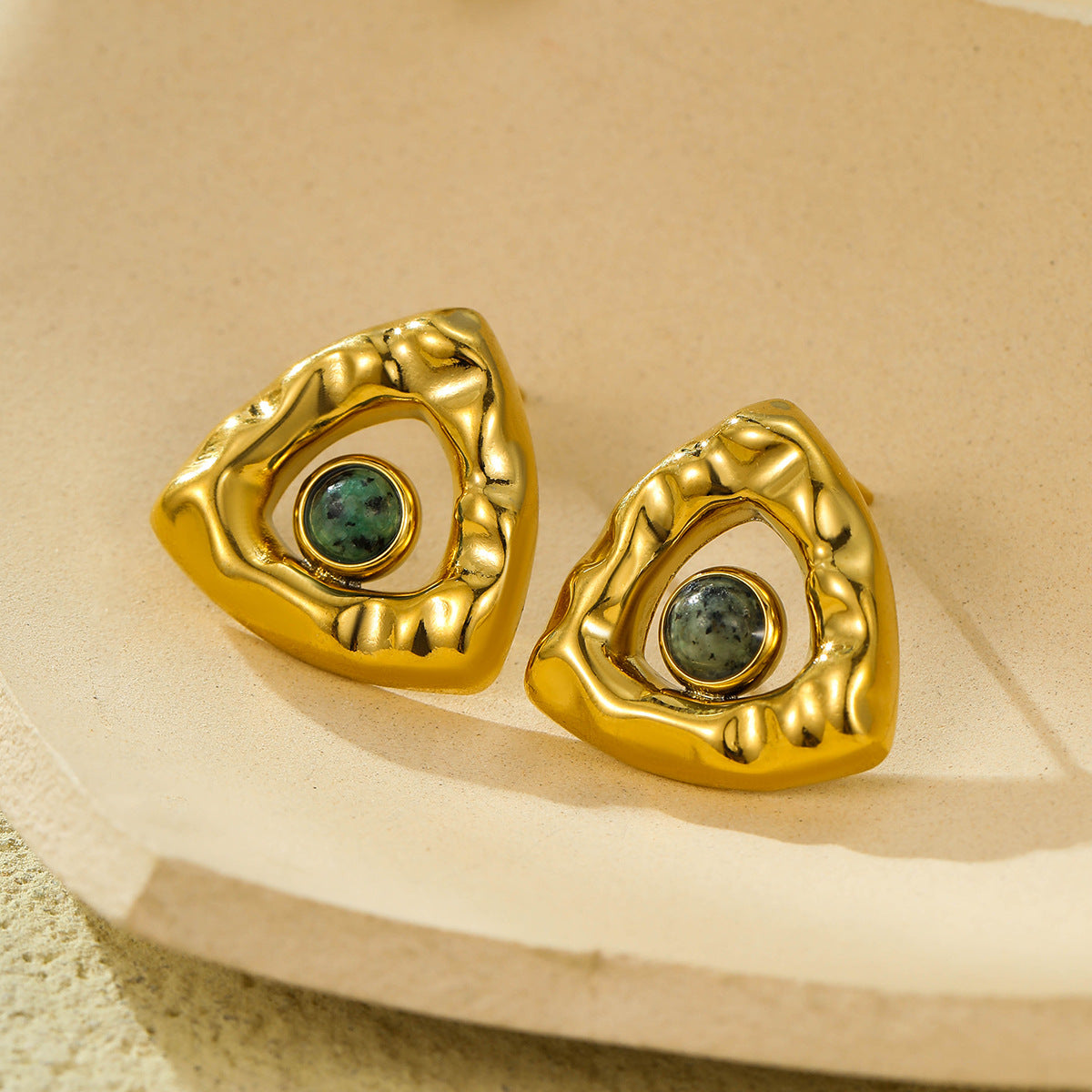 Pendientes de acero inoxidable vintage con diseño de triángulo plegado, chapado en oro de 18 quilates y acentos de piedra natural
