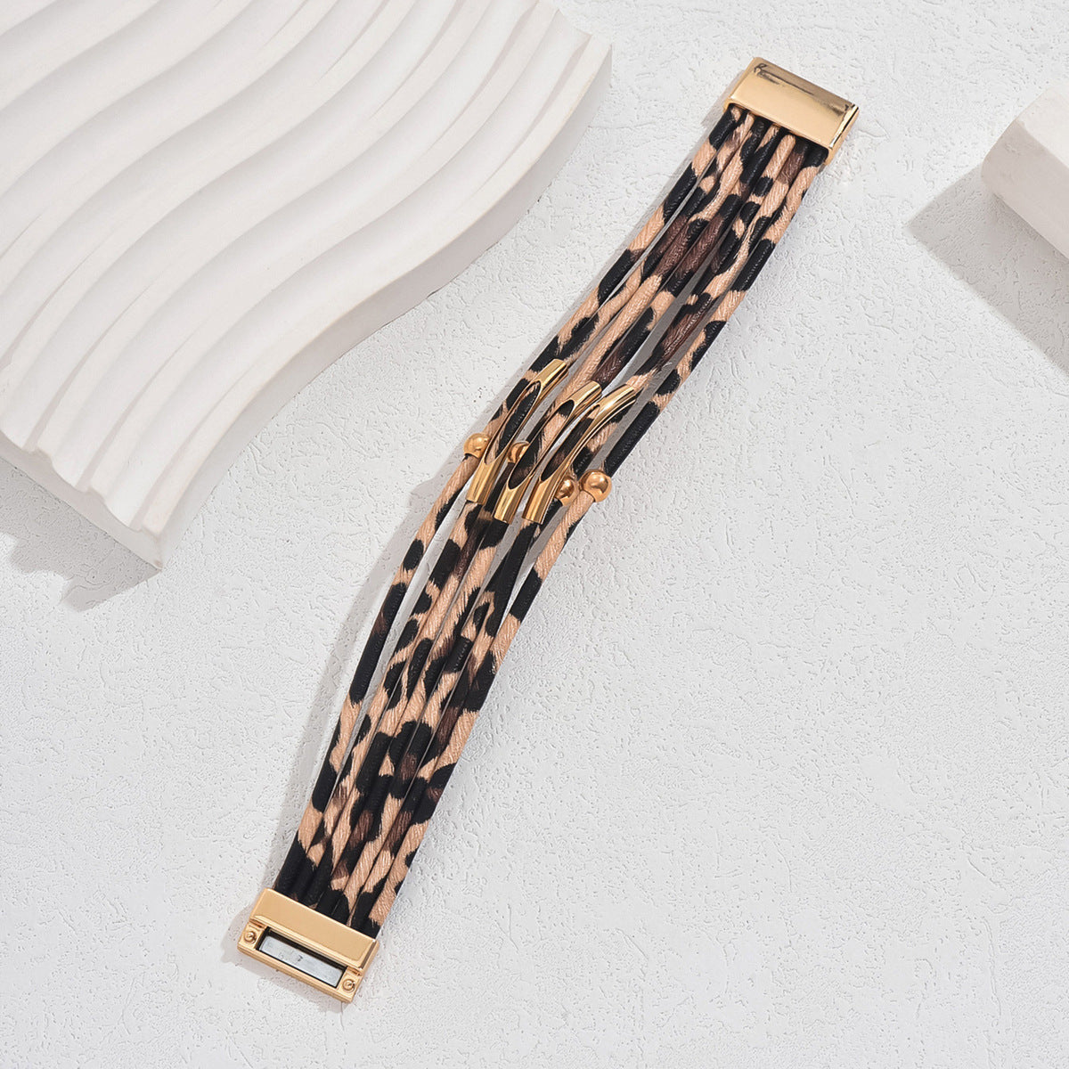 Elegante bracciale da donna in pelle geometrico, adatto all'ufficio, con intarsi di strass e dettagli in madreperla