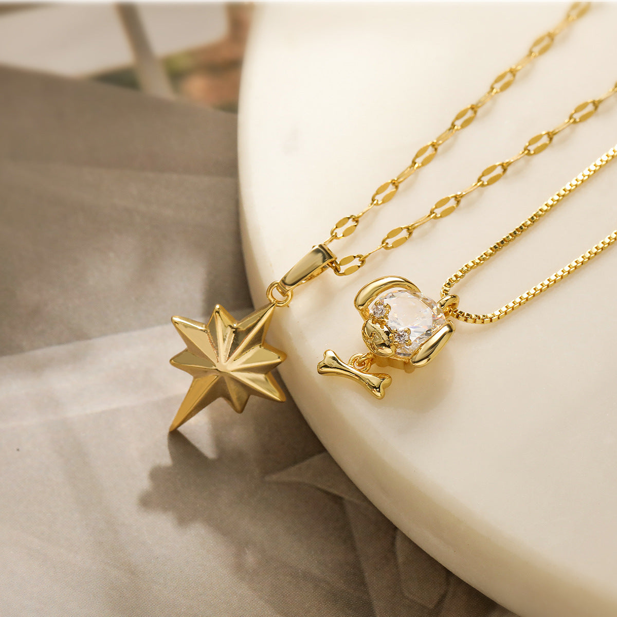 Collana con Pendente Minimalista a Testa di Cane Geometrica da Donna, Base in Rame Placcato Oro 18K con Dettagli in Zircone