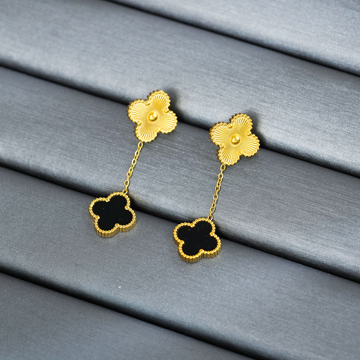 Conjunto de Collar de Trébol de Cuatro Hojas Geométrico Moderno Minimalista de Acero de Titanio para Mujer con Baño de Oro de 18K y Detalles de Nácar