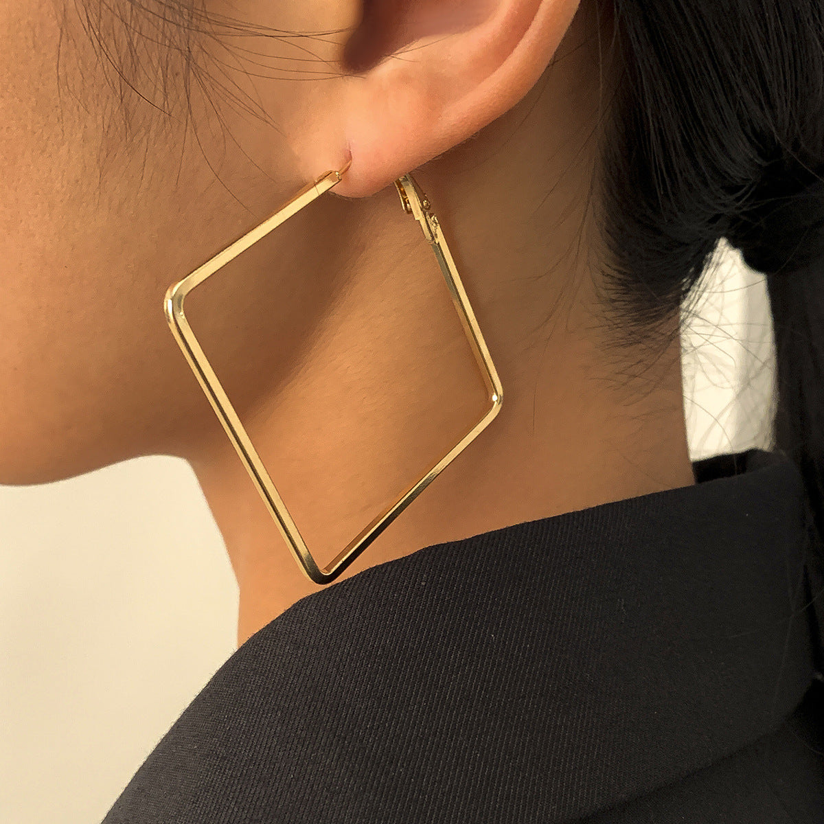 Orecchini a perno geometrici quadrati minimalisti in metallo da donna con design cavo e finitura galvanizzata