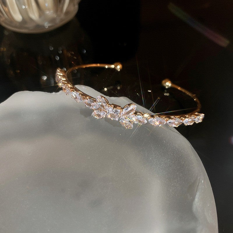 Pulsera tipo brazalete de aleación de cobre bañada en oro de lujo con incrustaciones de diamantes de imitación para mujer