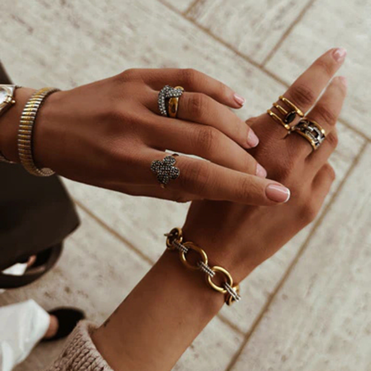 Pulsera Geométrica de Acero Inoxidable para Mujer con Estilo Minimalista Moderno y Estética Metálica