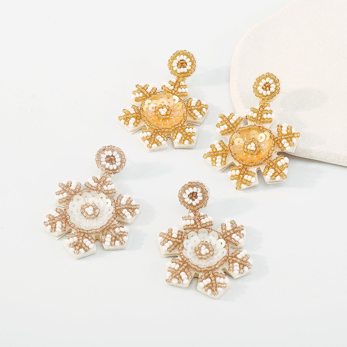 Pendientes Dulces y Modernos de Copo de Nieve Geométrico con Lentejuelas y Cuentas de Semilla Tejidos a Mano para Mujer