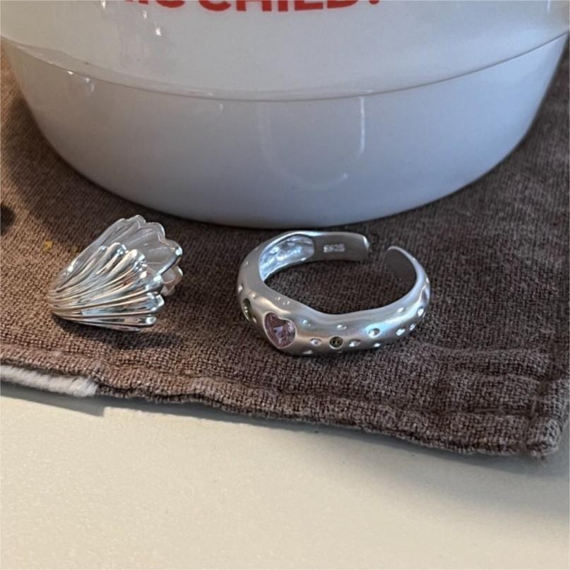 Anillo minimalista de corazón de plata de ley 925 mate con detalle de grano cuadrado biselado para mujer
