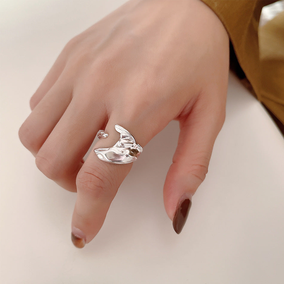 Anillo de plata de ley 925 con forma geométrica minimalista, superficie texturizada y banda abierta irregular