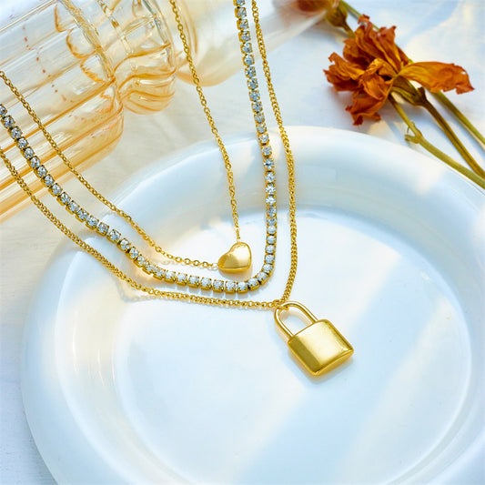 Collana Pendente Punk Minimalista Multistrato con Catenina, Lucchetto e Cuore in Acciaio al Titanio Placcato