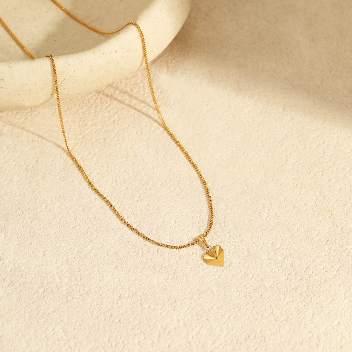 Collar con Colgante Minimalista de Acero Inoxidable en Forma de Corazón con Acabado Chapado para Mujer