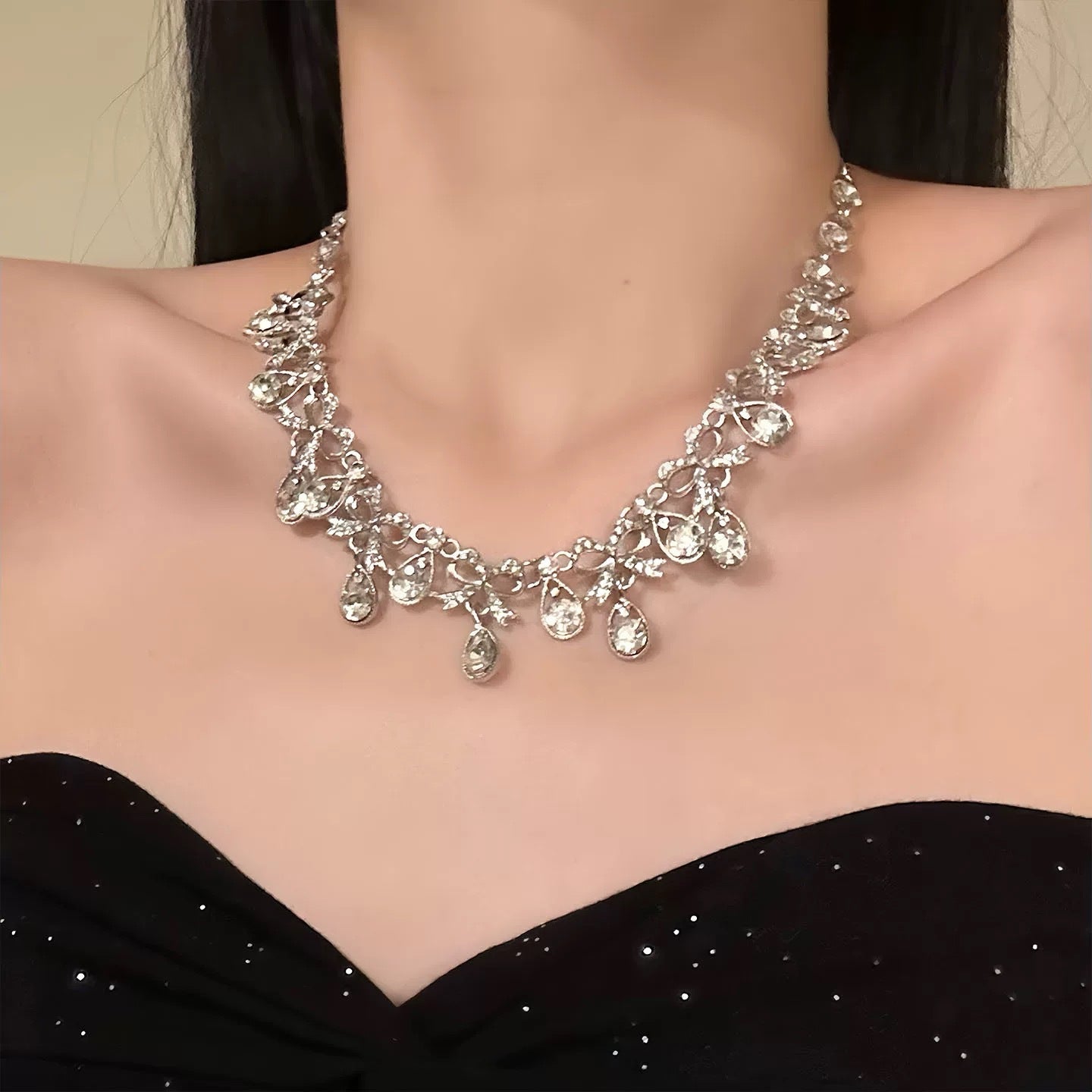 Elegante set collana con ciondolo a goccia e orecchini a perno in lega con intarsio di strass, stile lusso minimalista da donna