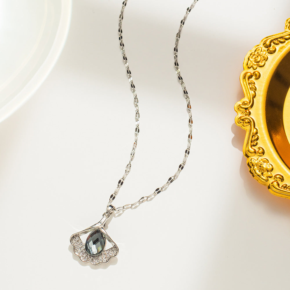Collana da donna in acciaio al titanio a forma di foglia di Ginkgo, stile naturale, con intarsio di strass, delicata catena clavicolare con design a maglie ondulate
